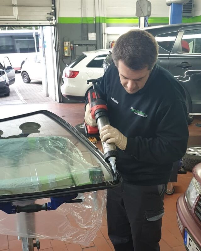 Scheibe kaputt? Für das #mdreparaturwerk kein Problem.
Wir reparieren eure Scheibe schnell und zuverlässig. Hierfür verwenden wir den hochwertigen Scheibenkleber von @liqui_moly_worldwide liquifast. ( Werbung selbst bezahlt)

#dasreparaturwerk #kfzwerkstatt #frankfurtammain #werkstatt #badvilbel #badvilbelheilsberg #cartuning #autotuning #kfzmeister #autoteile #autowerkstatt #autoliebe #autoreparatur #bmw #mercedes #audi #opel #vw #ford #freiewerkstatt #fahrzeugpflege #frontscheibe #liquimoly #ölwechsel #inspektion