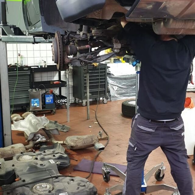 Zwar kann ein schöner Rücken auch entzücken 😆, jedoch geht es hier um die ➡️ Reparatur der Bremsleitung

Hier muss bei einem #mercedes GL die Hinterachse ausgebaut werden, da man nur so die #bremsleitung fachgerecht reparieren kann.
#mdreparaturwerk #dasreparaturwerk #kfzwerkstatt #frankfurtammain #werkstatt #badvilbel #badvilbelheilsberg #cartuning #autotuning #kfzmeister #autoteile #autowerkstatt #autoliebe #autoreparatur #bmw #freiewerkstatt #bestewerkstatt #terminvereinbaren #carstagram #kfzmeister #inspektion #hauptuntersuchung #ölwechsel #carservice