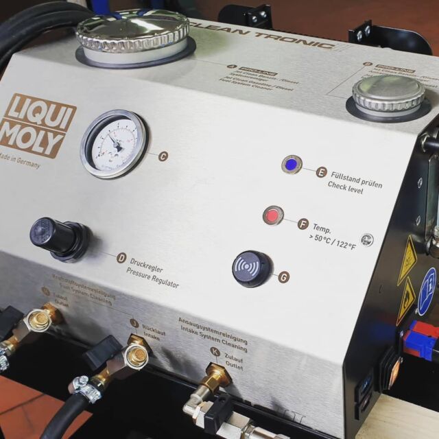 Der Motor ruckelt oder die Motorkontollleuchte ist an? Dann kann eine Ursache sein, dass die Einlass- und Auslassventile verkokt sind und der Motor dadurch weniger Kompression hat. Wir haben den #Jetclean von #liquimoly um, ohne den Motor zu zerlegen, diesen zu reinigen. Und es funktioniert...wir sind begeistert..gleich Termin vereinbaren #badvilbel #werkstatt #bmw #vw #skoda #seat #audi #hazet #tuning #billiger #additiv #morepower #engine