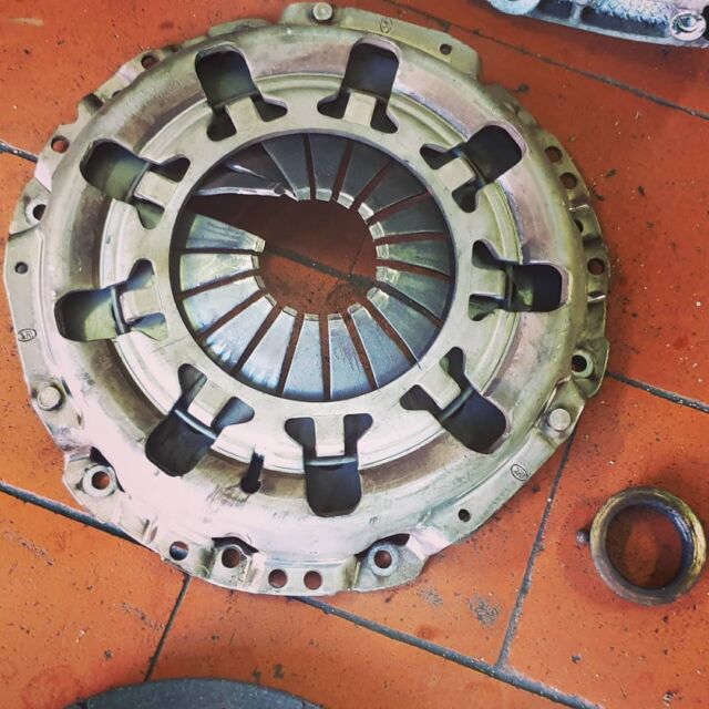 Kupplungsschaden der auch das Getriebe beschädigt hat. Ursache dafür war ein defektes Schwungrad....Falls ihr Probleme mit eurer Kupplung habt, dann sind wir euer Ansprechpartner #fiat #500 #werkstatt #badvilbel #wirzusammen #Frankfurt #mercedes #bmw #sachs #tuning #corona #feiern #mdreparaturwerk
