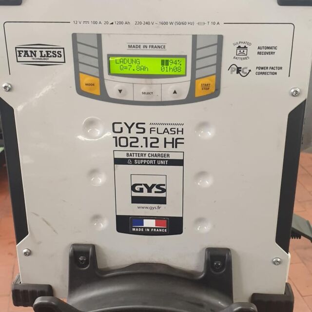 Moderne Fahrzeuge haben einen sehr hohen Stromverbrauch, wenn die Zündung an ist. Deshalb muss am Fahrzeug die Spannung erhalten bleiben #gys #mdreparaturwerk #mercedes #batterie #varta #bosch #mechanik #badvilbel #tuning #laden