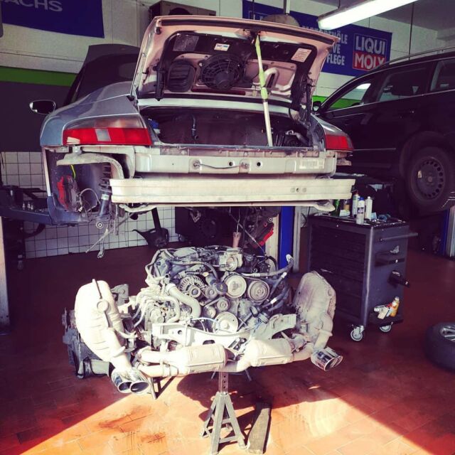 Bald ist #Hochzeit wenn der Motor wieder mit der Karosserie vereint wird. Ein Alu-Kühkwasserrohr ist oxidiert und muss erneurt.#mdreparaturwerk #dasreparaturwerk #kfzwerkstatt #frankfurtammain #werkstatt #badvilbel #badvilbelheilsberg #cartuning #autotuning #kfzmeister #autoteile #autowerkstatt #autoliebe #autoreparatur #porsche #porscheCarrera #porschemacan #freiewerkstatt #bestewerkstatt #terminvereinbaren #carstagram #porschemotor#porsche911 #porschepanamera #porscheFrankfurt