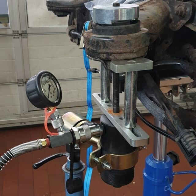Heute haben wir an einem #mercedes GL das Hinterachslager erneuert, dies war nach 14 Jahren fällig. Mit dem richtigen #werkzeug ist so etwas kein Problem, wir haben uns für solche Fälle einen Hydraulikzylinder angeschafft

#mdreparaturwerk #dasreparaturwerk #kfzwerkstatt #frankfurtammain #werkstatt #badvilbel #badvilbelheilsberg #cartuning #autotuning #kfzmeister #autoteile #autowerkstatt #autoliebe #autoreparatur #bmw #audi #opel #vw #ford #freiewerkstatt #fahrzeugpflege #seat #bestewerkstatt #reifenwechsel #ölwechsel #inspektion #hauptuntersuchung #carstagram