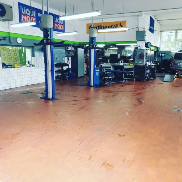 Feierabend kommt näher. Schnell noch putzen und dann kommt das Wochenende !#mdreparaturwerk #dasreparaturwerk #kfzwerkstatt #frankfurtammain #werkstatt #badvilbel #badvilbelheilsberg #cartuning #autotuning #kfzmeister #autoteile #autowerkstatt #autoliebe #autoreparatur #bestewerkstatt #hauptuntersuchung #ölwechsel #carservice